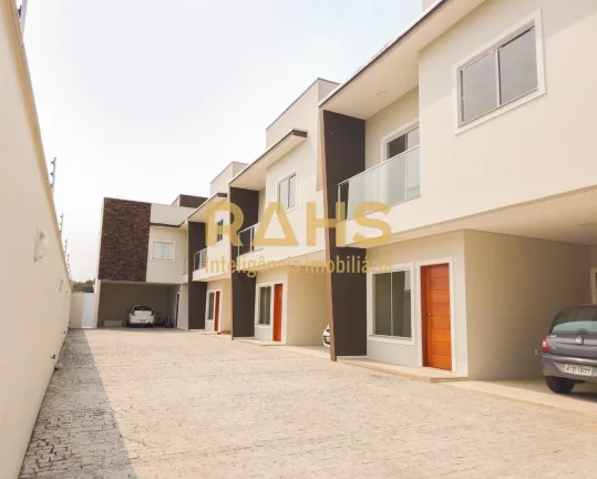 Imagem Apresentamos um sobrado geminado localizado em um condomínio fechado, em uma rua tranquila no bairr...