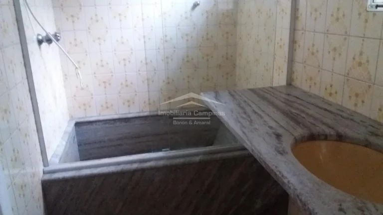 Imagem Casa bem localizada, ampla área construída. O imóvel contem 3 quartos, sendo 1 suíte, salas de e...