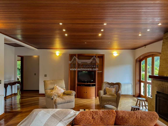 Imagem Casa à venda em Campos do Jordão, estilo clássico e conforto incomparável!