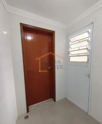 Imagem Casa em condomínio residencial, composta por 2 dormitórios, ambos com sacada, sala para dois ambie...