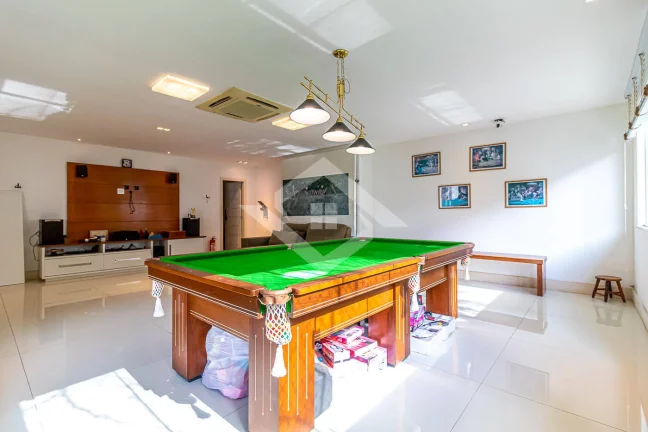 Imagem Casa Triplex de 4 Quartos para Venda no Humaitá com 595 m²