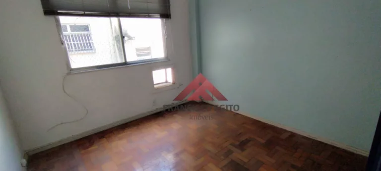 Imagem Apartamento em local previlegiado em icarai,a 40metros da praia,composto de sala 02 quartos,wc social,cozinha,area de serviço,e dependencias completas