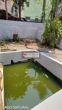 Imagem Vendo Excelente oportunidade na Lapa. Casa de 2 Dormitórios sendo uma suíte, sala em 2 ambíentes, 2 vagas de garagem, áreatotal 171m2, frente para 2 ruas, Jardim com algo natural, quintal com Árvores frutíferas produzindo, aproveite essa oportunidade, Val