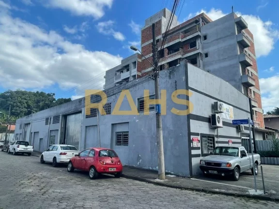 Galpão localizado no bairro Floresta, área tranquila e comercial. A localização é lateral da ru...