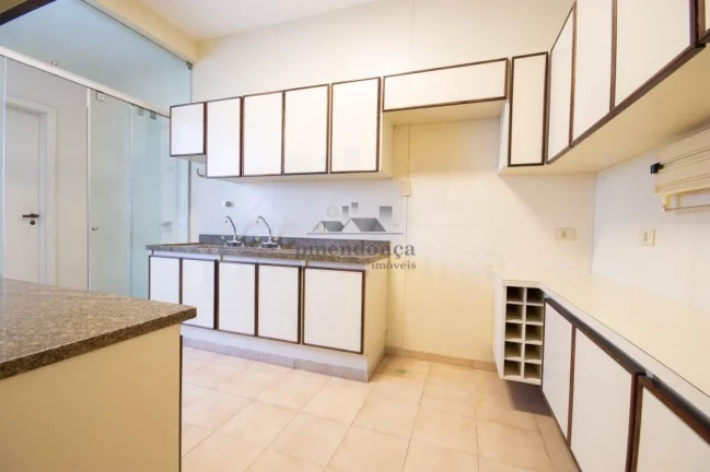 Imagem . Apartamento com 207 m², 3 dormitórios, 2 suítes, living para 2 ambientes, copa e cozinha, área...