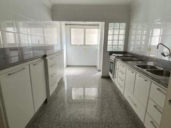 Imagem Amplo apartamento localizado próximo à Avenida Independência, com 132 m² de área útil distribu...