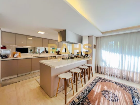 Apartamento de alto luxo na melhor região do bairro Atiradores. Com 198m², o apartamento foi total...