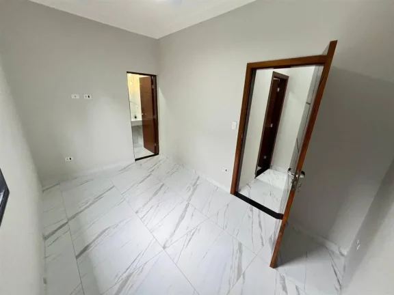 Imagem Casa 03 Dormit?rios, 01 Su?te , cozinha e sala de Jantar, Sala de estar com P? Direito de 5 metros,