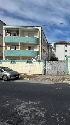 Térreo, 2 vagas de garagem, 400 metros da orla.