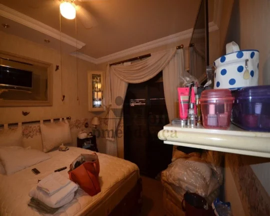 Imagem Apartamento com piso em madeira e armários, living para 03 ambientes, lavabo, 04 dormitórios sendo...