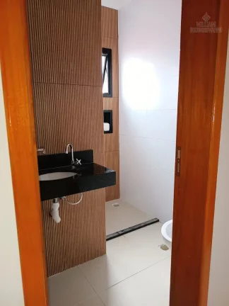 Imagem Casa tipo sobrado, independente , garagem c/vaga livre e quintal em São Vicente!