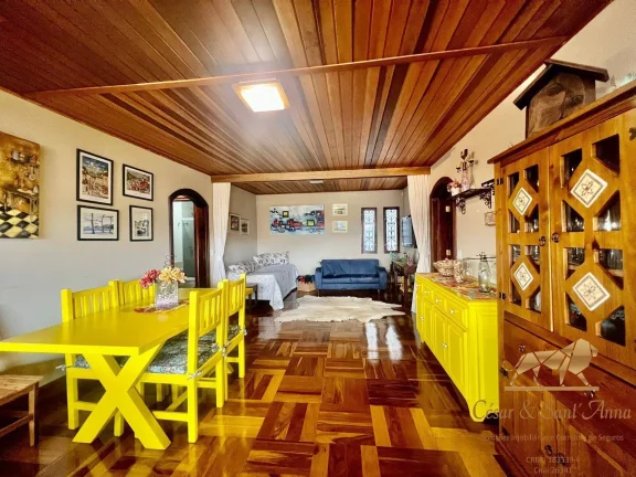 Imagem Linda casa a venda, com vista para centro de Campos do Jordão.