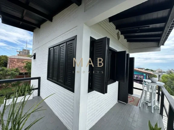 Imagem Fantástico Sobrado, à Venda no Bairro Santinho (Distrito de Ingleses) Florianópolis/SC!!Totalmente mobiliado, com vista permanente para o mar!!!
