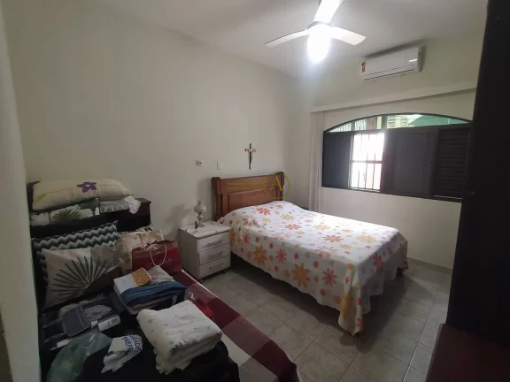 Imagem Casa com 3 dorms (2 suítes) a 700m da Praia à venda em Peruíbe