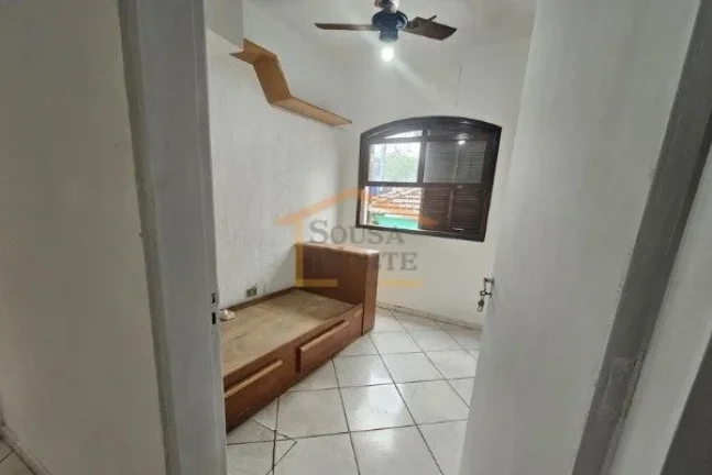 Imagem Sobrado 270m², 3 dormitórios, armários planejados, piscina, quadra, 4 vagas de garagem. 
O imóve...