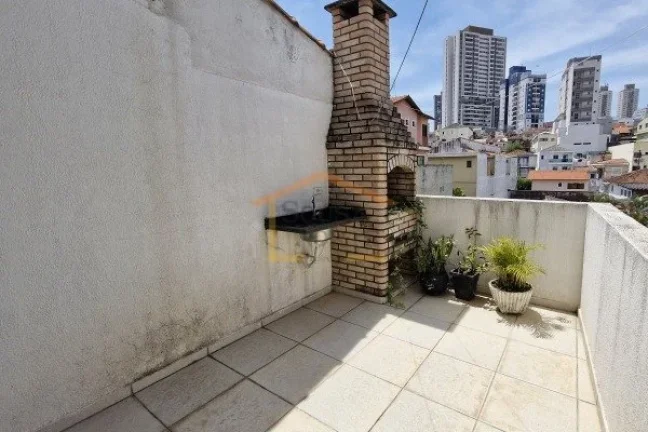 Imagem Sobrado residencial com 92m². O imóvel possui sala bem iluminada, cozinha com armários planejados...