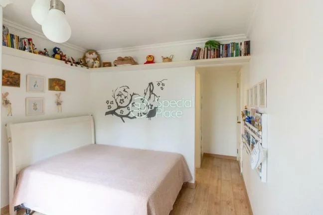 Imagem Belíssimo apartamento com 264 m² de área privativa, living com pé direito duplo, lareira, mezani...