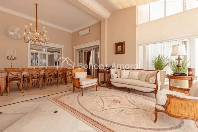 Imagem Exuberante casa no Alphaville Campinas, planejada e decorada em estilo Luiz XV com muita elegância....