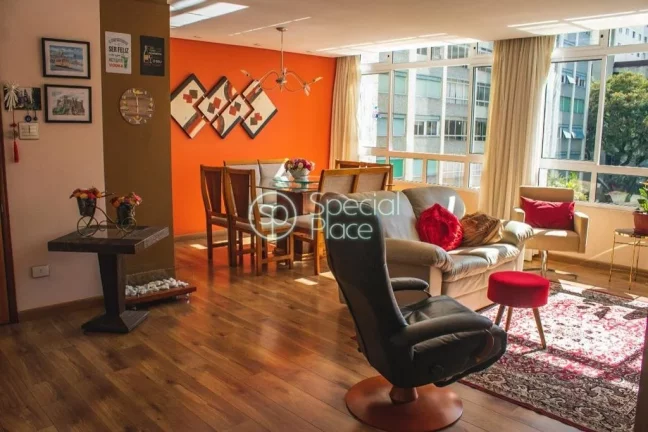 Imagem Excelente apartamento, todo reformado, com 130 m². Living amplo com grandes janelões, sala de jant...