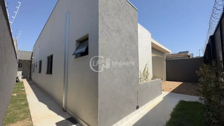 Imagem Casa à venda em Campo Grande-MS, bairro São Francisco: 3 quartos, 1 suíte, 1 sala, 2 banheiros, 2 vagas de garagem, 131,00 m² de área. Venha conferir!