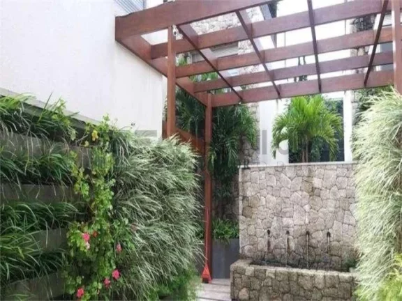 Imagem Vendo Belíssima casa de condomínio no Jd. Europa com 480 m² com 4 suítes e 4 vagas. Imóvel com projeto requintado em exclusivo condomínio de apenas 6