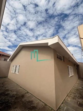Imagem Imóvel à venda em Franca-SP: Casa na Vila França com 3 quartos, 1 suíte, 2 salas, 3 banheiros, 2 vagas de garagem e 200 m² de área.