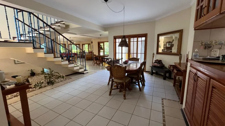 Imagem CASA EM CONDOMÍNIO COM 6 SUÍTES,SALA DE ESTAR E JANTAR,SALA DE TV,30 METROS DA ORLA,3 VAGAS DE GARAGEM