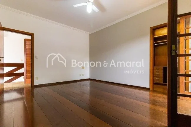 Imagem Ampla e confortável, esta excelente residência conta com 330m² de área construída, oferecendo e...