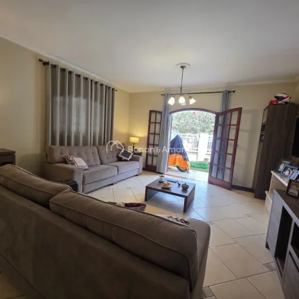 Imagem Este amplo sobrado com 321m², possuí uma planta bem distribuída e atemporal, oferecendo um lar ac...