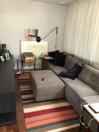 Imagem Luxuosa cobertura duplex de alto padrão na cobiçada Vila Nova Conceição, com incríveis 411m² e 5 vagas de garagem. Com um design clean e moderno, as