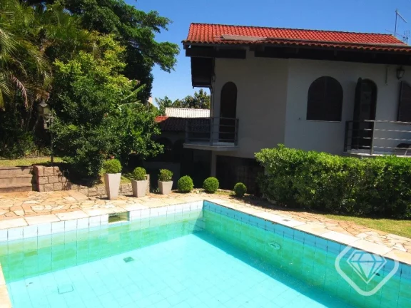 Imagem Casa de luxo em condomínio, 4 dormitórios, suíte máster, dois terrenos, ampla área verde e pisc...