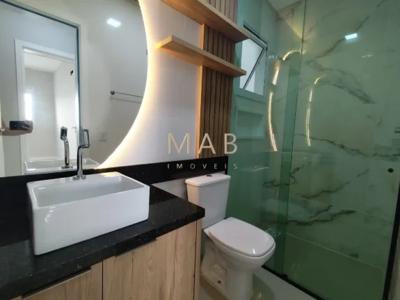 Imagem Apartamento de 2 dormitórios sendo 1 suíte, sala, cozinha, lavanderia, banheiro social, churrasqueira e vaga de garagem. O condomínio conta com elevad