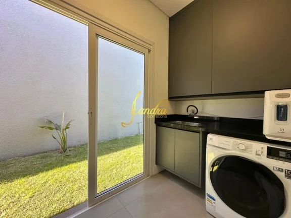 Imagem Excelente Casa no Condomínio Capão Ilhas! Estilo Contemporânea, mobiliada e decorada, composta por 03 suítes