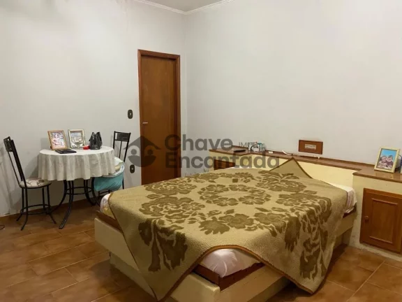 Imagem Casa grande com piscina e sustentabilidade.