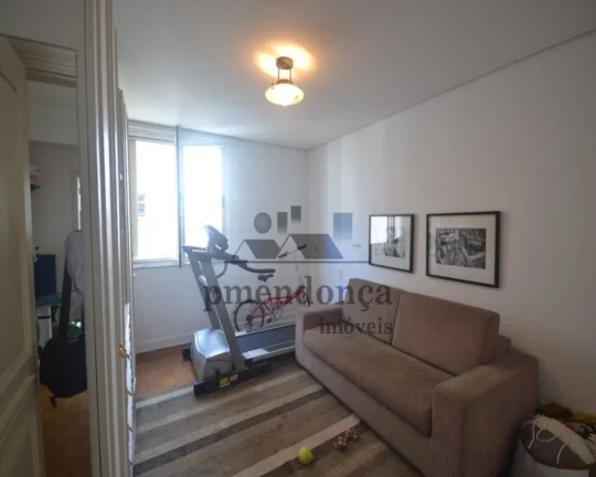 Imagem Apartamento de alto padrão, ensolarado, pé direito alto, janelões, taco impecável, cozinha moren...