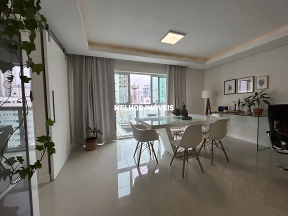 Imagem Apartamento á venda mobiliado e decorado, com 3 dormitórios e 2 vagas de garagem no centro de Balneário Camboriu