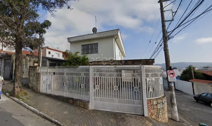 Sobrado com 250 metros quadrados, living, ampla cozinha com armários, 3 dormitórios sendo 1 suíte...