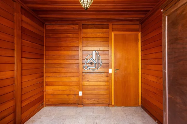 Imagem Casa de Madeira em Garapeira | 200m² | 2 Quartos (1 Suíte) | Terreno 3.561m² | Condomínio Fechad...