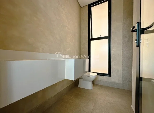 Imagem Casa de Alto Padrão com 5 Suítes, Piscina e Infraestrutura Completa

Apresentamos uma casa de alto...
