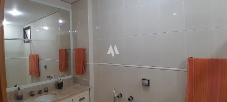 Imagem Apartamento à venda com 3 Suítes e na quadra da praia no Embaré de Santos/SP