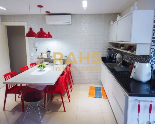 Imagem Completo em todos os detalhes, contemplada com um edifício de formas ousadas e modernas. Localizado...