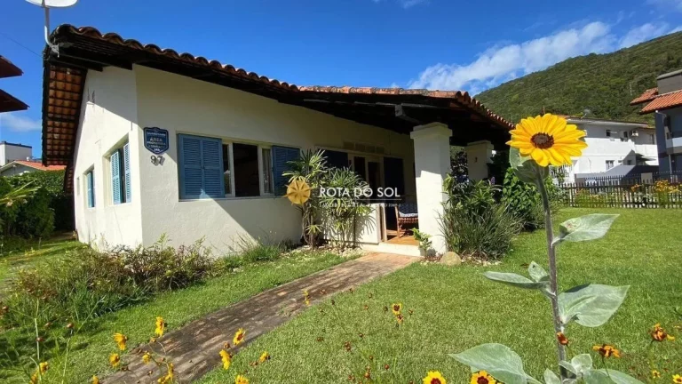 Casa à venda 4 quartos a poucos metros da Praia de Bombas - Bombinhas SC