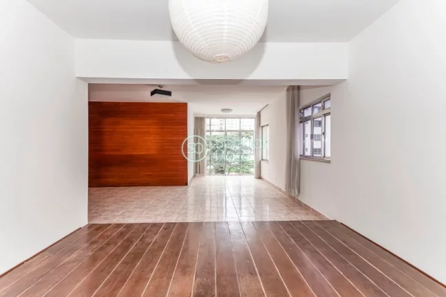 Imagem Apto amplo com pé direito alto e living rico em iluminação natural para 03 ambientes e lavabo. Po...