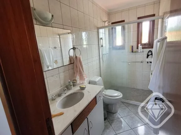 Imagem Casa tradicional, sólida e cheia de história - perfeita para morar!

A Brilhante Imóveis apresent...
