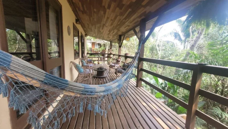 Imagem Imóvel à Venda na Praia do Rosa: Casa com Vista para o Vale, 4 Quartos, 770m² de Terreno!