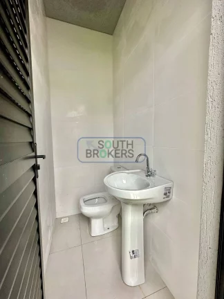 Imagem Casa com 3 Quartos 1 Suíte, Pé Direito Duplo e Amplo Quintal - em São José