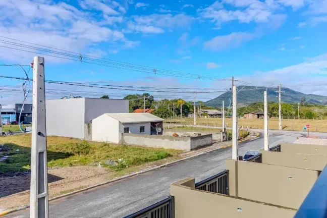 Imagem Sobrado novo com 2 suítes e 1 vaga de garagem, Sertão do Trombudo em Itapema/SC