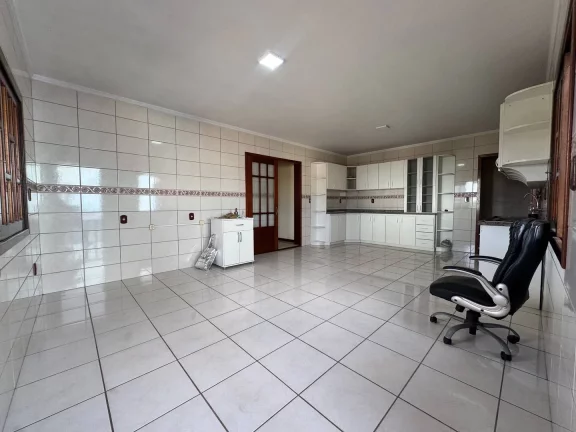 Imagem Casa 252m2, 3 quartos, mais peça comercial de 80 m2, AV. João P. De Vargas
