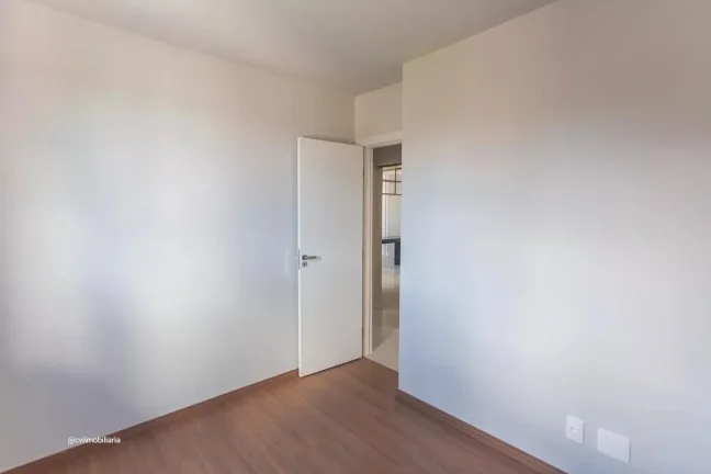 Imagem Imóvel aconchegante à venda com 3 quartos, sendo 1 suíte, e 2 banheiros no total. O condomínio f...