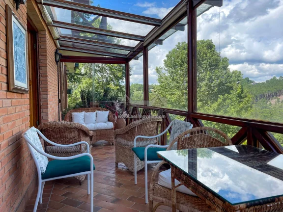 Imagem Casa à venda em Campos do Jordão - Com 05 suítes e vista deslumbrante